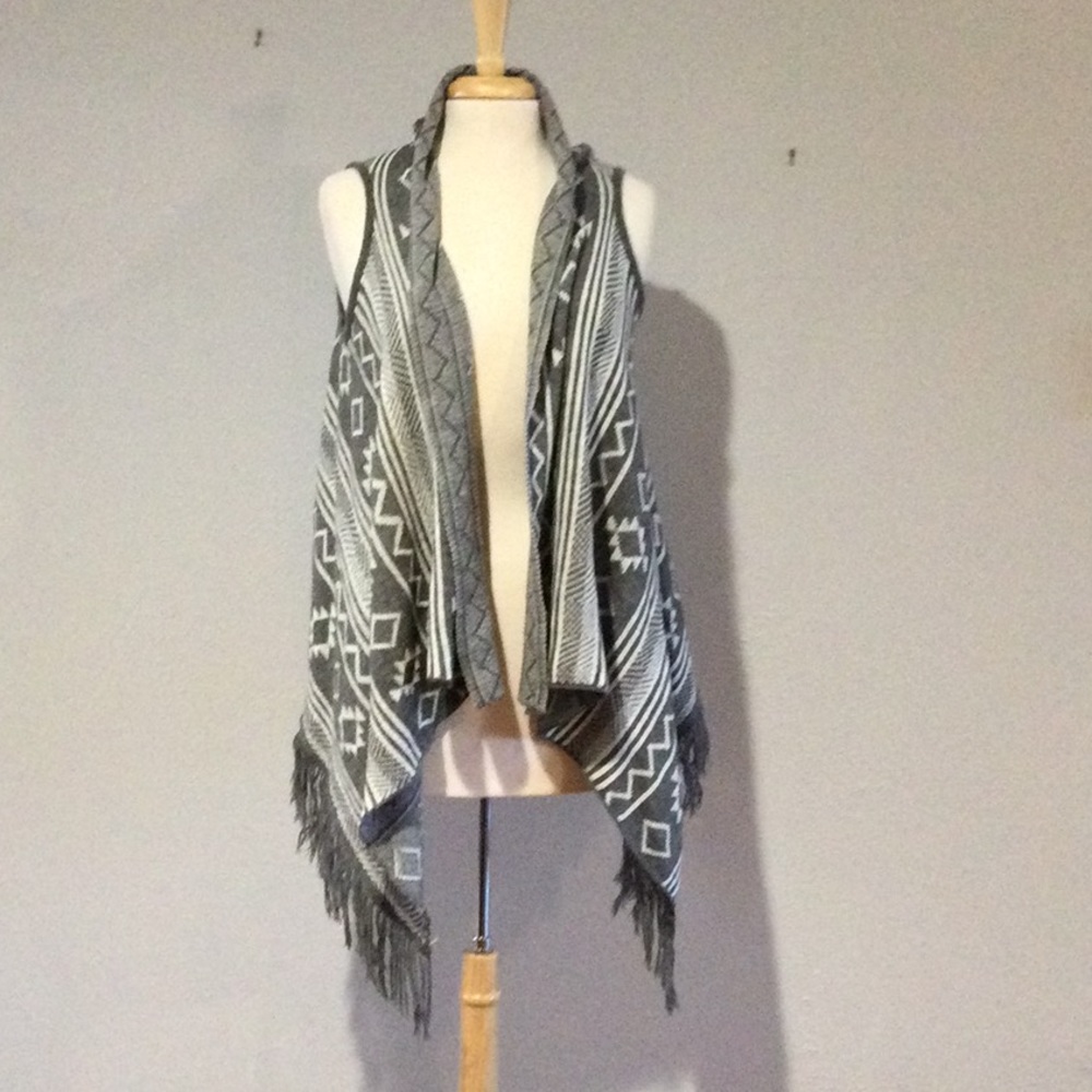 En Creme Gray & White Fringe Vest Size Small